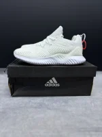 کتونی آدیداس آلفابانس بیاند وایت با مش سفید و زیره BOUNCE™ در پس‌زمینه روشن