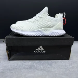 کتونی آدیداس آلفابانس بیاند وایت با مش سفید و زیره BOUNCE™ در پس‌زمینه روشن