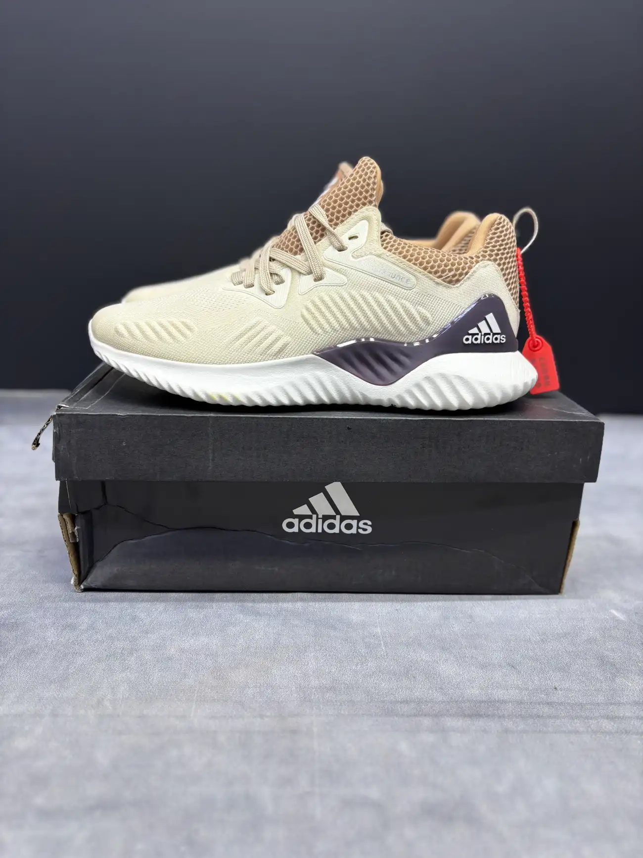 adidas-alphabounce-beyond کتونی آدیداس آلفابانس بیاند کرم با مش کرم و زیره BOUNCE™ در پسزمینه روشن