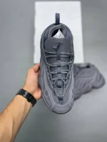 کتونی آدیداس اینتیمیدیشن مشکی با مش، جیر و قفس TPU در پس‌زمینه روشن