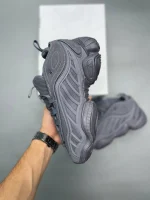 کتونی آدیداس اینتیمیدیشن مشکی با مش، جیر و قفس TPU در پس‌زمینه روشن