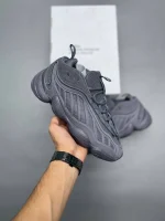 کتونی آدیداس اینتیمیدیشن مشکی با مش، جیر و قفس TPU در پس‌زمینه روشن