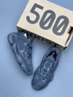 کتونی آدیداس ییزی 500 مشکی با جیر و مش در پسزمینه روشن