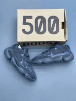 کتونی آدیداس ییزی 500 مشکی با جیر و مش در پسزمینه روشن