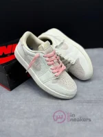 کتونی نایکی جردن 1 لـو کریس پاول با چرم سفید و جیر کرم در پس‌زمینه روشن