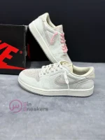 کتونی نایکی جردن 1 لـو کریس پاول با چرم سفید و جیر کرم در پس‌زمینه روشن