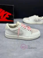 کتونی نایکی جردن 1 لـو کریس پاول با چرم سفید و جیر کرم در پس‌زمینه روشن