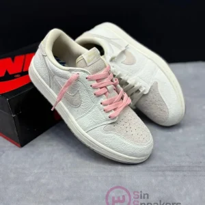 کتونی نایکی جردن 1 لـو کریس پاول با چرم سفید و جیر کرم در پس‌زمینه روشن