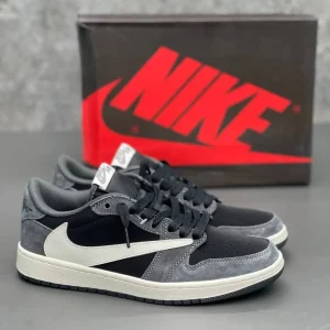 کتونی نایکی جردن 1 لـو ترویس اسکات خاکستری با چرم سفید و جیر خاکستری در پسزمینه روشن