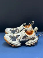 کتونی بالنسیاگا هایک بژ/نارنجی با مش بژ و روکش‌های نارنجی در پس‌زمینه روشن