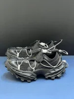 کتونی بالنسیاگا هایک مشکی با مش تیره و افکت کهنه در پس‌زمینه روشن