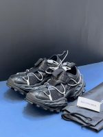 کتونی بالنسیاگا هایک مشکی با مش تیره و افکت کهنه در پس‌زمینه روشن