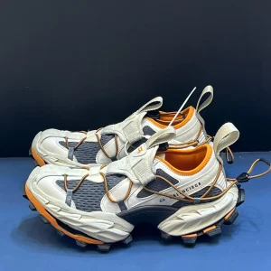 کتونی بالنسیاگا هایک بژ/نارنجی با مش بژ و روکش‌های نارنجی در پس‌زمینه روشن