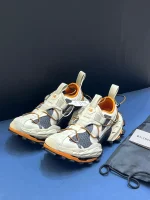 کتونی بالنسیاگا هایک بژ/نارنجی با مش بژ و روکش‌های نارنجی در پس‌زمینه روشن