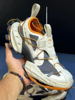 کتونی بالنسیاگا هایک بژ/نارنجی با مش بژ و روکش‌های نارنجی در پس‌زمینه روشن