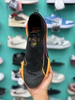 کتونی پوما فست-آربی نیترو الیت بلک سان با مش مشکی و کفی آفتابی در پسزمینه روشن