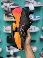 کتونی پوما فست-آربی نیترو الیت بلک سان با مش مشکی و کفی آفتابی در پسزمینه روشن