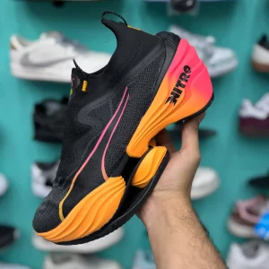 کتونی پوما فست-آر‌بی نیترو الیت بلک سان با مش مشکی و کفی آفتابی در پس‌زمینه روشن