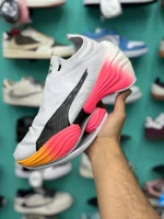 کتونی پوما فست-آر‌بی نیترو الیت وایت با مش سفید و جزئیات نقره‌ای در پس‌زمینه روشن