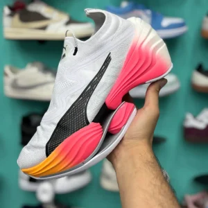 کتونی پوما فست-آر‌بی نیترو الیت وایت با مش سفید و جزئیات نقره‌ای در پس‌زمینه روشن