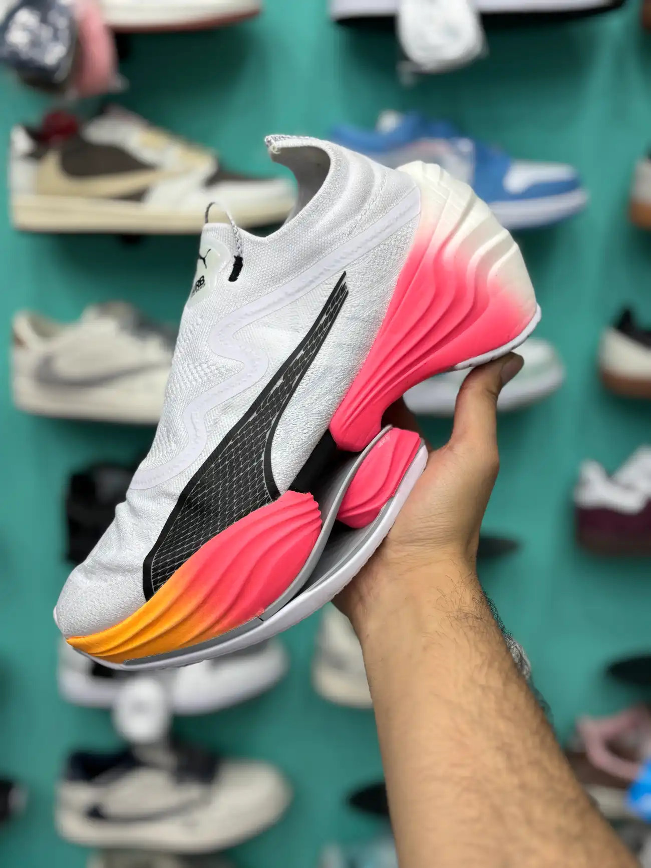 puma-nitro (4) کتونی پوما فست-آربی نیترو الیت وایت با مش سفید و جزئیات نقرهای در پسزمینه روشن