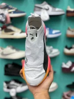 کتونی پوما فست-آربی نیترو الیت وایت با مش سفید و جزئیات نقرهای در پسزمینه روشن