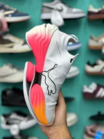 کتونی پوما فست-آربی نیترو الیت وایت با مش سفید و جزئیات نقرهای در پسزمینه روشن