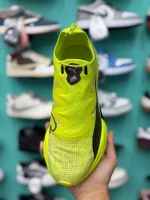 کتونی پوما فست-آر‌بی نیترو الیت لایم پاو با مش لایم پاو و صورتی در پس‌زمینه روشن