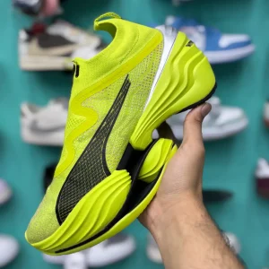 کتونی پوما فست-آر‌بی نیترو الیت لایم پاو با مش لایم پاو و صورتی در پس‌زمینه روشن