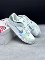 کتونی نایکی اسبی دانک لـو سال دراگون با چرم سفید و سووش اژدهای رنگارنگ در پسزمینه روشن