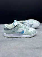 کتونی نایکی اسبی دانک لـو سال دراگون با چرم سفید و سووش اژدهای رنگارنگ در پسزمینه روشن