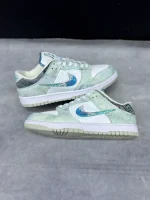 کتونی نایکی اسبی دانک لـو سال دراگون با چرم سفید و سووش اژدهای رنگارنگ در پسزمینه روشن