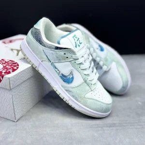 کتونی نایکی اس‌بی دانک لـو سال دراگون با چرم سفید و سووش اژدهای رنگارنگ در پس‌زمینه روشن