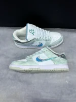 کتونی نایکی اسبی دانک لـو سال دراگون با چرم سفید و سووش اژدهای رنگارنگ در پسزمینه روشن