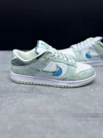 کتونی نایکی اسبی دانک لـو سال دراگون با چرم سفید و سووش اژدهای رنگارنگ در پسزمینه روشن