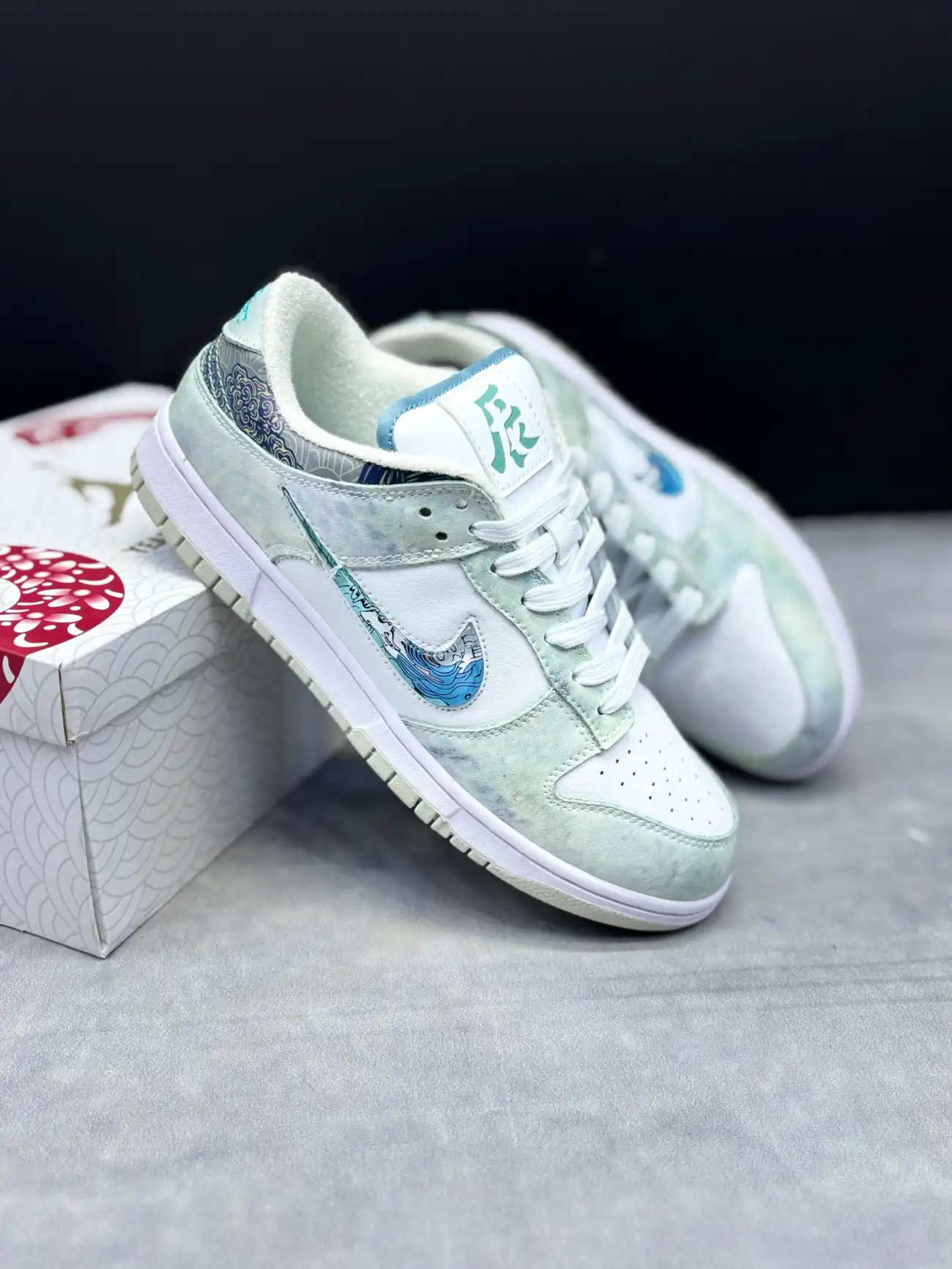 sb-dunk-year-of-dragon کتونی نایکی اسبی دانک لـو سال دراگون با چرم سفید و سووش اژدهای رنگارنگ در پسزمینه روشن