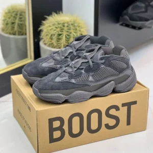 کتونی آدیداس ییزی 500 مشکی با جیر و مش در پس‌زمینه روشن