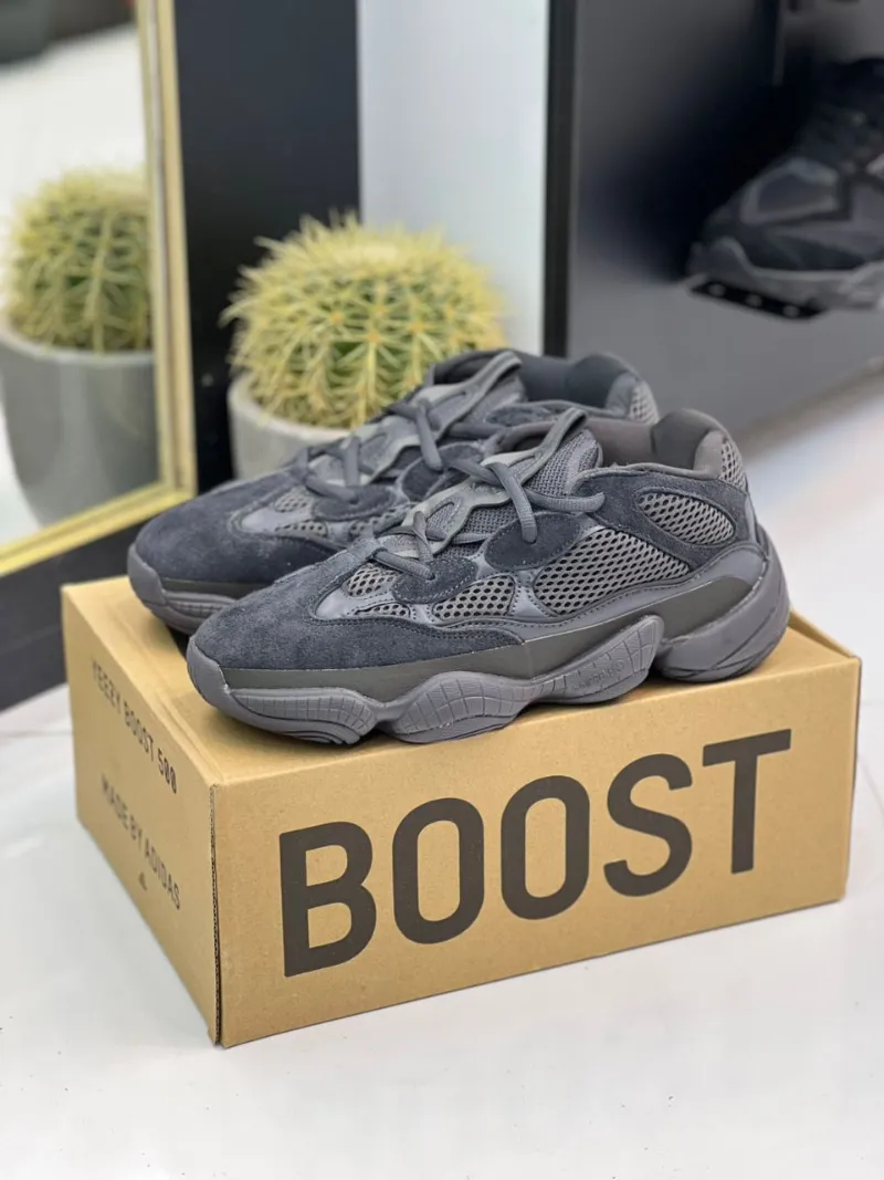 adidas-yeezy500 (2) کتونی آدیداس ییزی 500 مشکی با جیر و مش در پسزمینه روشن