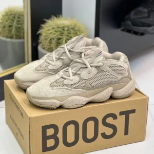 کتونی آدیداس ییزی 500 استون سالت با مش خاکستری و جیر در پس‌زمینه روشن