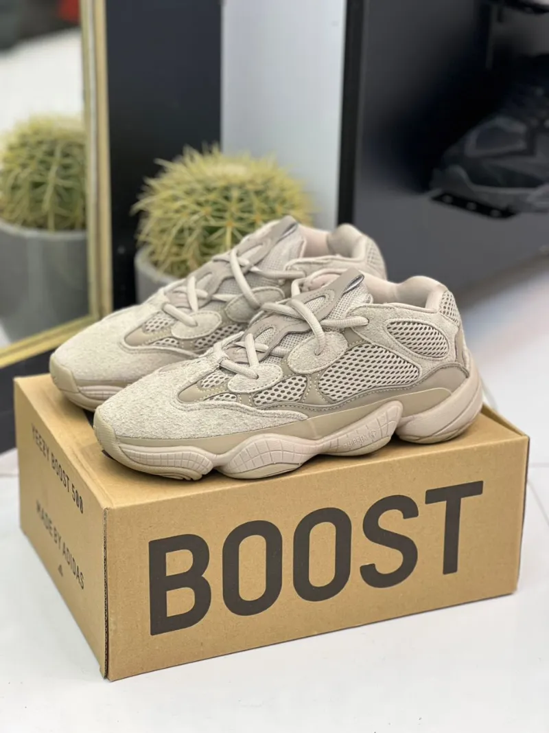 adidas-yeezy500 (3) کتونی آدیداس ییزی 500 استون سالت با مش خاکستری و جیر در پسزمینه روشن