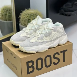 کتونی آدیداس ییزی 500 سفید با جیر و مش در پس‌زمینه روشن