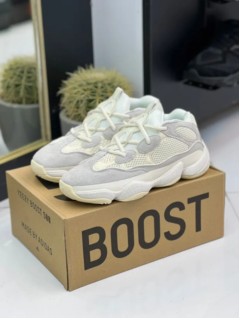 adidas-yeezy500 کتونی آدیداس ییزی 500 سفید با جیر و مش در پسزمینه روشن