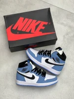 کتونی نایکی جردن 1 های یونیورسیتی بلو با چرم سفید و روکشهای آبی در پسزمینه روشن