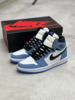 کتونی نایکی جردن 1 های یونیورسیتی بلو با چرم سفید و روکشهای آبی در پسزمینه روشن