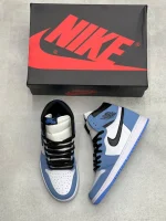 کتونی نایکی جردن 1 های یونیورسیتی بلو با چرم سفید و روکشهای آبی در پسزمینه روشن