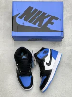 کتونی جردن 1 یونیورسیتی های UNC Toe با چرم سفید و روکشهای آبی در پسزمینه روشن