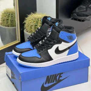 کتونی جردن 1 یونیورسیتی های UNC Toe با چرم سفید و روکشهای آبی در پسزمینه روشن