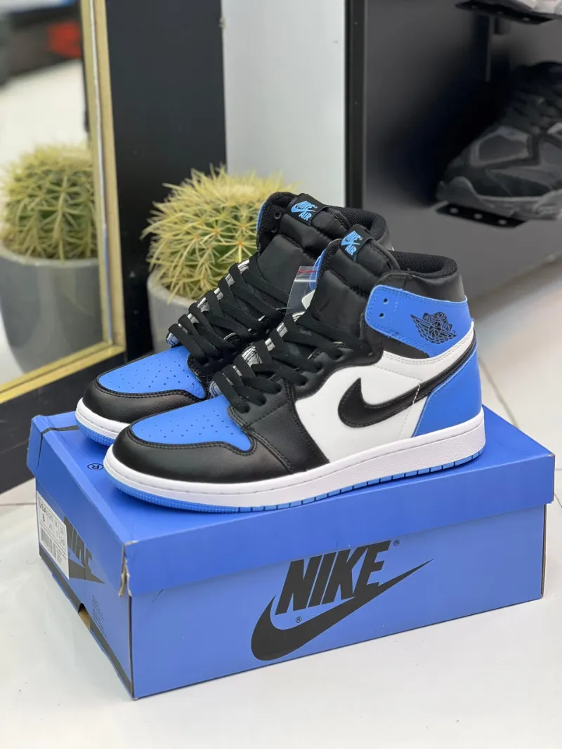 air-jordan1-University-Toe (5) کتونی جردن 1 یونیورسیتی های UNC Toe با چرم سفید و روکشهای آبی در پسزمینه روشن