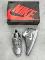 کتونی نایکی جردن 1 های Neutral Gray با چرم سفید و روکشهای خاکستری در پسزمینه روشن