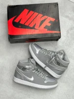 کتونی نایکی جردن 1 های Neutral Gray با چرم سفید و روکشهای خاکستری در پسزمینه روشن